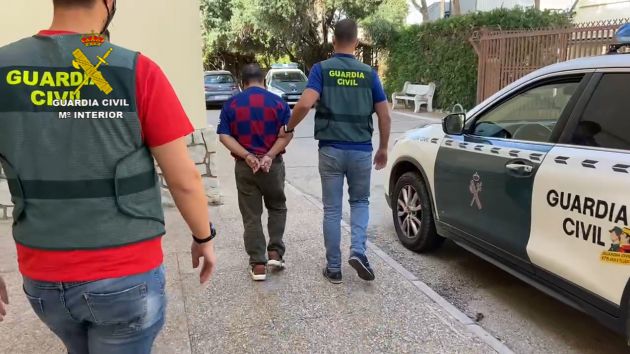 Detención del presunto autor del robo por la Guardia Civil Detención del presunto autor del robo por la Guardia Civil