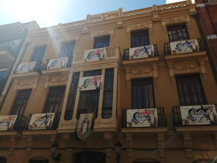 La Casa Viuda de Rosas de Elda se ha engalanado de todos los corazones festeros La Casa Viuda de Rosas de Elda se ha engalanado de todos los corazones festeros