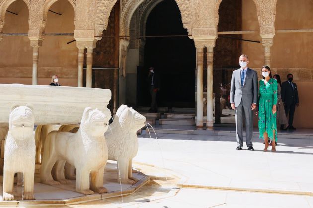 Los Reyes, en el Patio de Los Leones de la Alhambra (Granada) Los Reyes, en el Patio de Los Leones de la Alhambra (Granada)