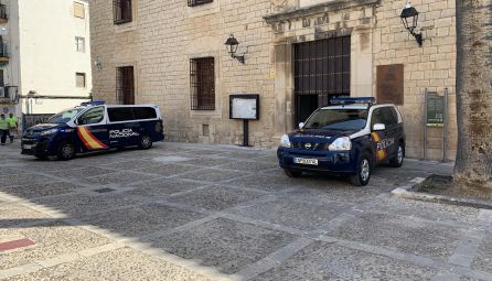 Coches de policía aparcados junto a los Baños Árabes. Coches de policía aparcados junto a los Baños Árabes.