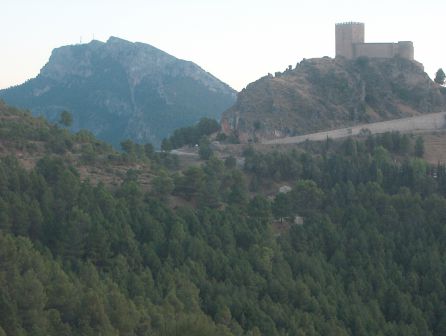 Vistas del Castillo de Segura de la Sierra y al fondo "El Yelmo" Vistas del Castillo de Segura de la Sierra y al fondo "El Yelmo"