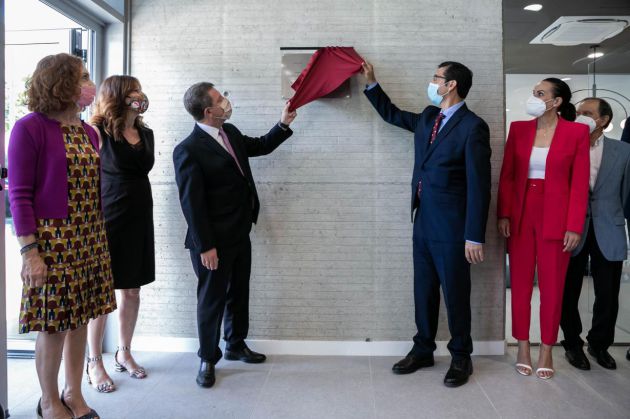 Momento en el que se descubre la placa conmemorativa Momento en el que se descubre la placa conmemorativa