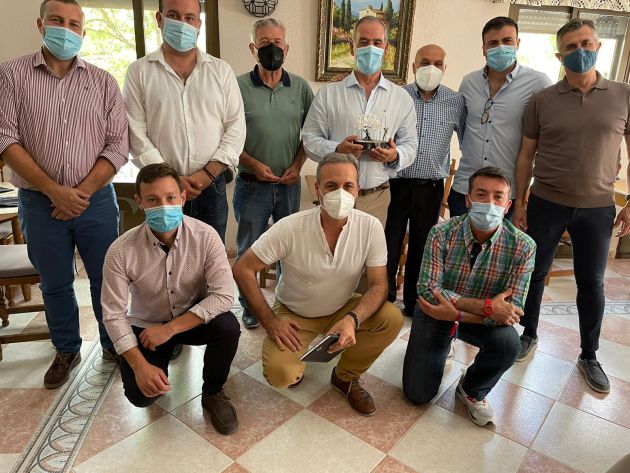 Los alcaldes de la comarca de Cazorla arropan a Manuel Vallejo en su despedida Los alcaldes de la comarca de Cazorla arropan a Manuel Vallejo en su despedida