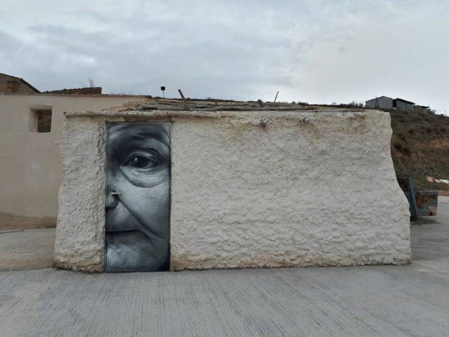 Una puerta decorada con el rostro de una anciana Una puerta decorada con el rostro de una anciana
