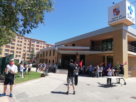Varias decenas de personas han secundado la concentración de CNT a favor de la sanidad pública y contra las privatizaciones y recortes Varias decenas de personas han secundado la concentración de CNT a favor de la sanidad pública y contra las privatizaciones y recortes