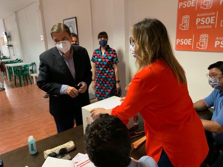 Luis Planas ejerce su derecho al voto en Ciudad Jardín Luis Planas ejerce su derecho al voto en Ciudad Jardín