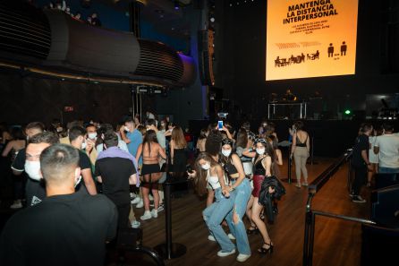 Jóvenes bailan en Pelícano Jóvenes bailan en Pelícano