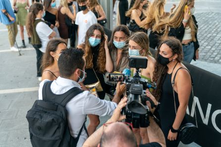 Jóvenes atienden a los medios antes de la prueba piloto Jóvenes atienden a los medios antes de la prueba piloto