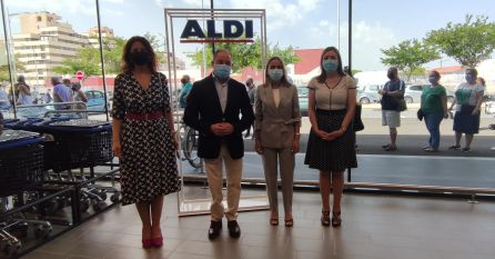 Miembros del Ayuntamiento de Albacete junto a la responsable de expansión de ALDI Miembros del Ayuntamiento de Albacete junto a la responsable de expansión de ALDI