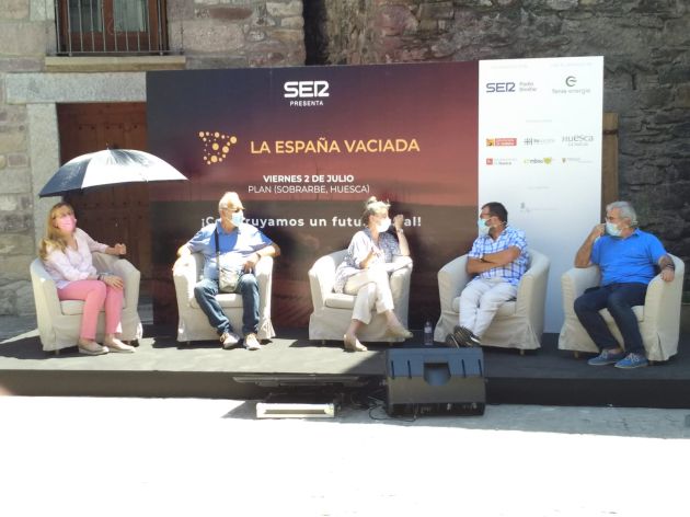Una de las mesas celebradas en el plaza de Plan (Huesca). Una de las mesas celebradas en el plaza de Plan (Huesca).