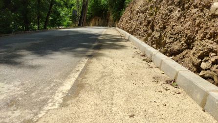 Un tramo de la carretera a Peñalba de Santiago Un tramo de la carretera a Peñalba de Santiago
