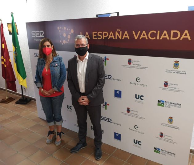 La consejera Presidenta, Paula Fernández , junto al secretario general para el Reto Demográfico del ministerio para la Transición Ecológica y el Reto Demográfico, Francés Boya. La consejera Presidenta, Paula Fernández , junto al secretario general para el Reto Demográfico del ministerio para la Transición Ecológica y el Reto Demográfico, Francés Boya.