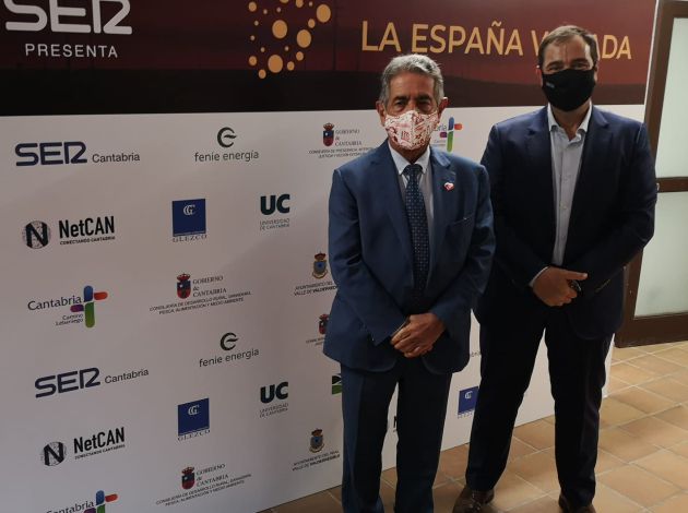 El presidente de Cantabria, Miguel Ángel Revilla, y Jordi Finazzi, director de la Cadena SER en Cantabria. El presidente de Cantabria, Miguel Ángel Revilla, y Jordi Finazzi, director de la Cadena SER en Cantabria.