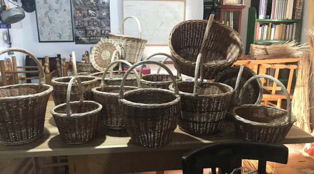Cestas de mimbre elaboradas por estas artesanas de Cañizares. Cestas de mimbre elaboradas por estas artesanas de Cañizares.