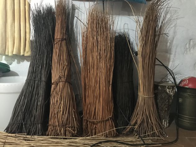 Gavillas de mimbre de distintas tonalidades. Gavillas de mimbre de distintas tonalidades.