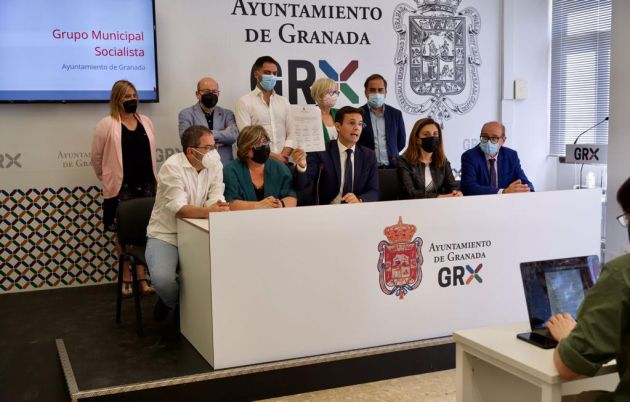Los 10 concejales socialistas presentan el documento de la moción de censura a falta de cuatro firmas aunque 'si pueden ser 20, mejor', asegura el portavoz y candidato a alcalde Paco Cuenca Los 10 concejales socialistas presentan el documento de la moción de censura a falta de cuatro firmas aunque 'si pueden ser 20, mejor', asegura el portavoz y candidato a alcalde Paco Cuenca