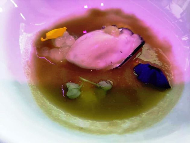 Ostra escalfada con caldo de cítricos, compota de manzana, jengibre y caviar de champagne Ostra escalfada con caldo de cítricos, compota de manzana, jengibre y caviar de champagne