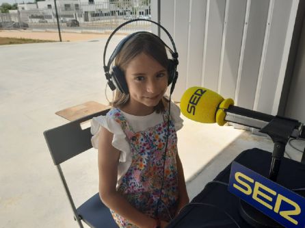 Eva, alumna del colegio El Olivo de Mairena del Aljarafe, encargada de abrir las puertas en la inauguración del Parque Central Eva, alumna del colegio El Olivo de Mairena del Aljarafe, encargada de abrir las puertas en la inauguración del Parque Central