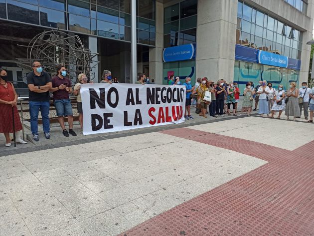 Protesta de la Plataforma en Defensa de la Sanidad Públcia a las puertas del WTC de Zaragoza, donde se presentaba el proyecto del nuevo hospital privado de Quirón Salud Protesta de la Plataforma en Defensa de la Sanidad Públcia a las puertas del WTC de Zaragoza, donde se presentaba el proyecto del nuevo hospital privado de Quirón Salud