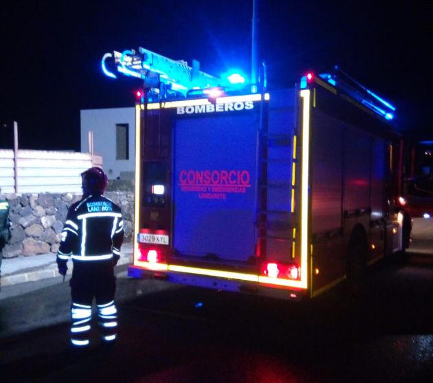 Los bomberos en la vivienda incendiada en Playa Blanca, junto a Faro Pechiguera. Los bomberos en la vivienda incendiada en Playa Blanca, junto a Faro Pechiguera.