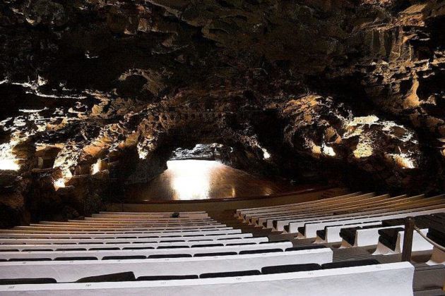 Interior del auditorio de Jameos del Agua. Interior del auditorio de Jameos del Agua.