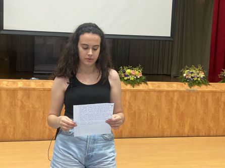 Mª Isabel Ogallar Alcalá lee su relato ante nuestros micrófonos Mª Isabel Ogallar Alcalá lee su relato ante nuestros micrófonos
