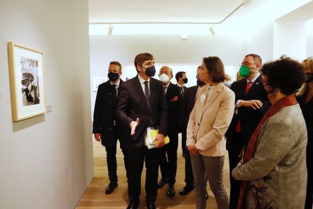 El Director del Museo, Alfonso Palacios, explica una de las obras a la Ministra Reyes Maroto El Director del Museo, Alfonso Palacios, explica una de las obras a la Ministra Reyes Maroto