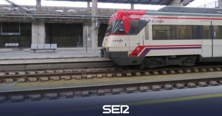 Un tren de cercanías en la estación de Córdoba Un tren de cercanías en la estación de Córdoba