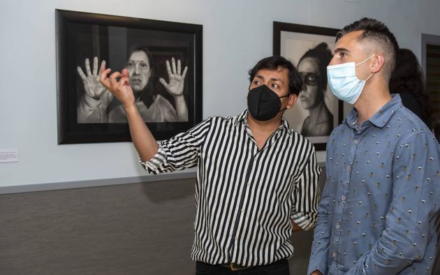 Guillermo Román explica su obra a Mario Fernández, concejal de Juventud de Cuenca, en la inauguración de la muestra el 17 de junio. Guillermo Román explica su obra a Mario Fernández, concejal de Juventud de Cuenca, en la inauguración de la muestra el 17 de junio.
