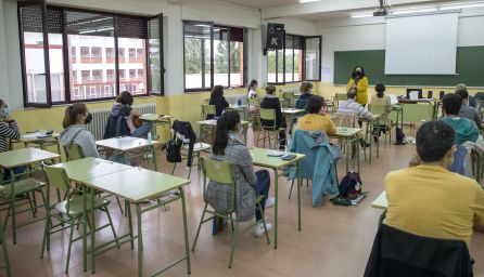 Un grupo de profesores en examinándose para conseguir plaza en Castilla y León Un grupo de profesores en examinándose para conseguir plaza en Castilla y León