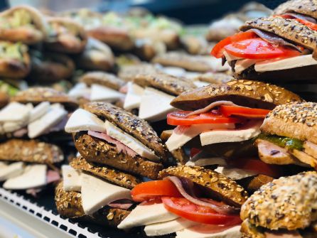 Un mostrador con diferentes bocadillos Un mostrador con diferentes bocadillos