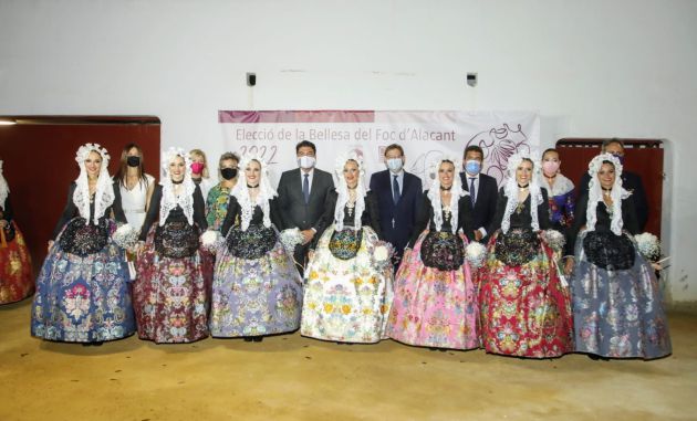 Las nuevas representantes del fuego posan junto a miembros del Ayuntamiento y Diputación de Alicante y de la Generalitat Valenciana Las nuevas representantes del fuego posan junto a miembros del Ayuntamiento y Diputación de Alicante y de la Generalitat Valenciana