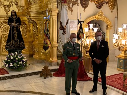 El Paso Blanco le ha hecho entrega de un sable blanco al general lorquino en reconocimiento por su reciente nombramiento al frente de la Legión y también por la destacada participación que este cuerpo tiene en los desfiles bíblico pasionales de Lorca. El Paso Blanco le ha hecho entrega de un sable blanco al general lorquino en reconocimiento por su reciente nombramiento al frente de la Legión y también por la destacada participación que este cuerpo tiene en los desfiles bíblico pasionales de Lorca.
