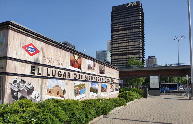 Panorámica de la campaña de turismo de la Diputación, en el exterior del metro en Nuevos Ministerios Panorámica de la campaña de turismo de la Diputación, en el exterior del metro en Nuevos Ministerios