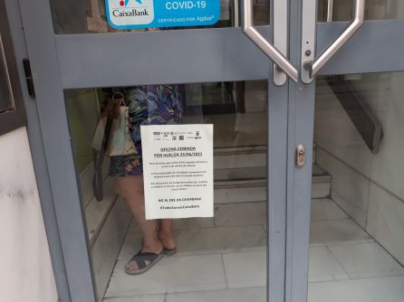Cartel anunciador de la convocatoria en la puerta de la sucursal Cartel anunciador de la convocatoria en la puerta de la sucursal
