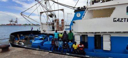 Los once marineros se encuentran a la espera de recuperar su documentación y recibir el salario acordado. Los once marineros se encuentran a la espera de recuperar su documentación y recibir el salario acordado.
