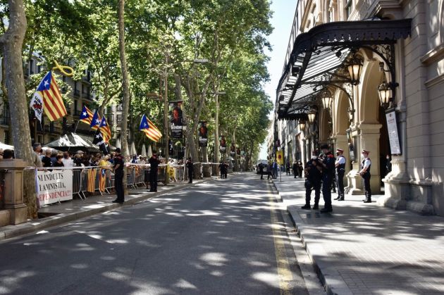 Unas 200 personas protestan ante el Liceu, donde el presidente del Gobierno, Pedro Sánchez. Unas 200 personas protestan ante el Liceu, donde el presidente del Gobierno, Pedro Sánchez.