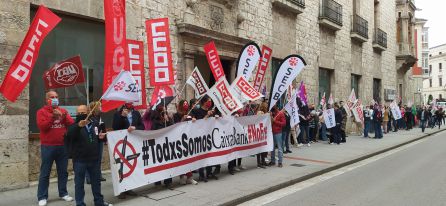 Protesta de empleados de Caixabank ante la sede de la entidad en la Casa del Cordón Protesta de empleados de Caixabank ante la sede de la entidad en la Casa del Cordón