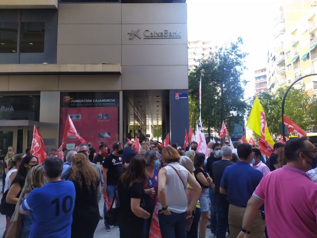 Concentración trabajadores de Caixabank contra el ERE Concentración trabajadores de Caixabank contra el ERE
