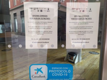 Oficina de Caixabank en calle Trapería, cerrada por huelga Oficina de Caixabank en calle Trapería, cerrada por huelga