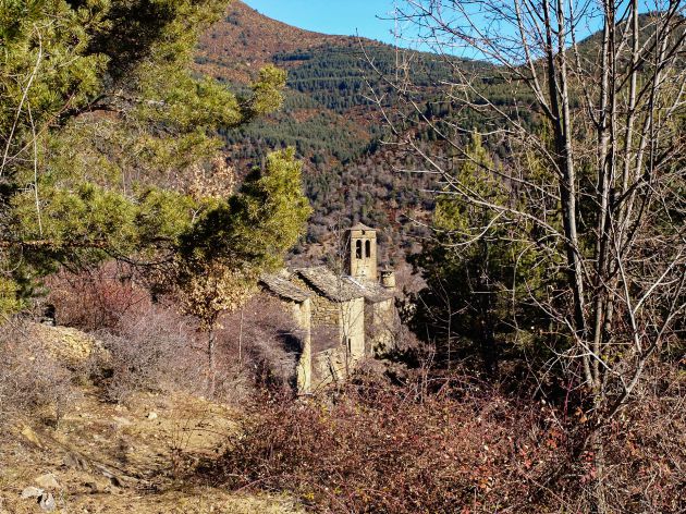 Una ermita en ruinas en Sasé (Huesca) Una ermita en ruinas en Sasé (Huesca)