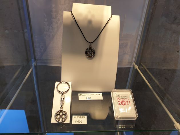Colgante y llavero de la colección diseñada por Paquillo para el VII Centenario de la Catedral de Palencia Colgante y llavero de la colección diseñada por Paquillo para el VII Centenario de la Catedral de Palencia