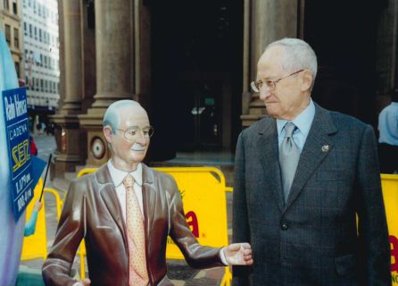 D. Vicente Ros Belda, "el amigo de los niños", impulsor de las fallas infantiles, contempla su ninot (2001) D. Vicente Ros Belda, "el amigo de los niños", impulsor de las fallas infantiles, contempla su ninot (2001)