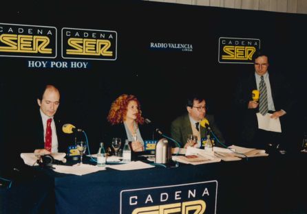 Iñaki Gabilondo (derecha) realizando el mítico Hoy por Hoy desde Valencia (1998) Iñaki Gabilondo (derecha) realizando el mítico Hoy por Hoy desde Valencia (1998)