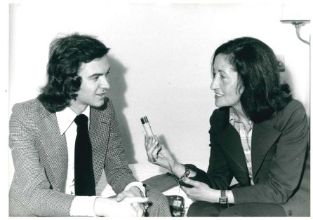 Innumerables artistas han pasado por los micrófonos de Radio Valencia. En la imagen, Mara Calabuig entrevista a Camilo Sesto. Innumerables artistas han pasado por los micrófonos de Radio Valencia. En la imagen, Mara Calabuig entrevista a Camilo Sesto.