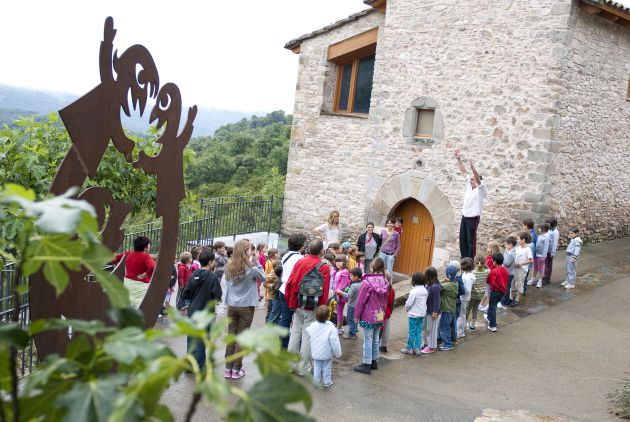 Un grupo de niños junto a La Casa de los Títeres Un grupo de niños junto a La Casa de los Títeres