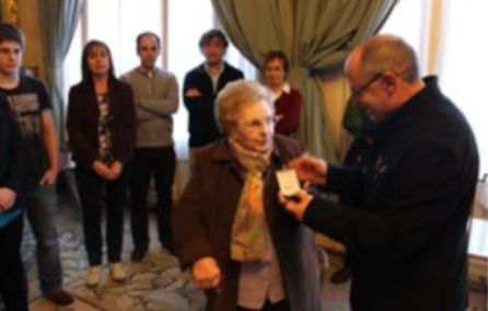 Medalla de oro de SS a Begoña Urroz Medalla de oro de SS a Begoña Urroz