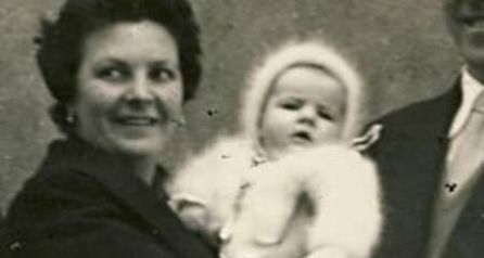 La pequeña Begoña Urroz en brazos de su madre La pequeña Begoña Urroz en brazos de su madre