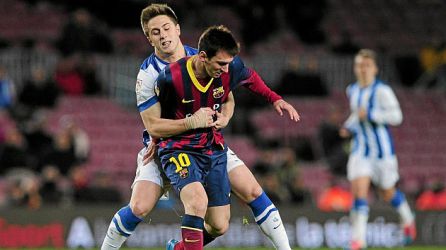 Gaztañaga, ante Messi en uno de sus partidos en Primera con la Real Sociedad Gaztañaga, ante Messi en uno de sus partidos en Primera con la Real Sociedad