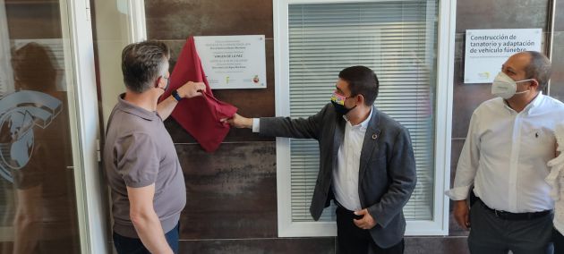 Francisco Reyes descubre la placa junto al alcalde y el promotor Miguel A. Gómez Francisco Reyes descubre la placa junto al alcalde y el promotor Miguel A. Gómez